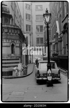 London Blick im Nebel November 1968 ruhige Straße in Die City of London Stockfoto