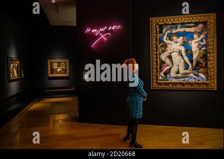 London, Großbritannien. Oktober 2020. Bronzino, eine Allegorie mit Venus und Amor über 1545, und Tracey Emin, Es war nur ein Kuss 2010 und andere Werke - sin eine neue Ausstellung in der Nationalgalerie. Die Ausstellung läuft vom 07. Oktober 2020 bis zum 03. Januar 2021 mit sozialer Distanzierung, einem Einbahnsystem und anderen Vorsichtsmaßnahmen aufgrund des Coronavirus (Covid 19) Ausbruchs. Kredit: Guy Bell/Alamy Live Nachrichten Stockfoto