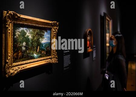 London, Großbritannien. Oktober 2020. Jan Brueghel der Ältere, der Garten Eden 1613, mit anderen Arbeiten - in einer neuen Ausstellung in der Nationalgalerie. Die Ausstellung läuft vom 07. Oktober 2020 bis zum 03. Januar 2021 mit sozialer Distanzierung, einem Einbahnsystem und anderen Vorsichtsmaßnahmen aufgrund des Coronavirus (Covid 19) Ausbruchs. Kredit: Guy Bell/Alamy Live Nachrichten Stockfoto