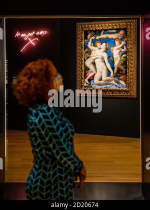 London, Großbritannien. Oktober 2020. Bronzino, eine Allegorie mit Venus und Amor über 1545, und Tracey Emin, Es war nur ein Kuss 2010 - Sünde eine neue Ausstellung in der Nationalgalerie. Die Ausstellung läuft vom 07. Oktober 2020 bis zum 03. Januar 2021 mit sozialer Distanzierung, einem Einbahnsystem und anderen Vorsichtsmaßnahmen aufgrund des Coronavirus (Covid 19) Ausbruchs. Kredit: Guy Bell/Alamy Live Nachrichten Stockfoto