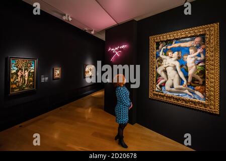 London, Großbritannien. Oktober 2020. Bronzino, eine Allegorie mit Venus und Amor über 1545, und Tracey Emin, Es war nur ein Kuss 2010 und andere Werke - sin eine neue Ausstellung in der Nationalgalerie. Die Ausstellung läuft vom 07. Oktober 2020 bis zum 03. Januar 2021 mit sozialer Distanzierung, einem Einbahnsystem und anderen Vorsichtsmaßnahmen aufgrund des Coronavirus (Covid 19) Ausbruchs. Kredit: Guy Bell/Alamy Live Nachrichten Stockfoto