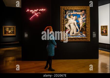 London, Großbritannien. Oktober 2020. Bronzino, eine Allegorie mit Venus und Amor über 1545, und Tracey Emin, Es war nur ein Kuss 2010 und andere Werke - sin eine neue Ausstellung in der Nationalgalerie. Die Ausstellung läuft vom 07. Oktober 2020 bis zum 03. Januar 2021 mit sozialer Distanzierung, einem Einbahnsystem und anderen Vorsichtsmaßnahmen aufgrund des Coronavirus (Covid 19) Ausbruchs. Kredit: Guy Bell/Alamy Live Nachrichten Stockfoto