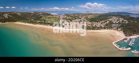Luftpanorama des schönen Rajska Strandes auf der Insel Rab in Kroatien. Paradiesstrand auf der Insel Rab in Kroatien - der größte Sandstrand. Stockfoto
