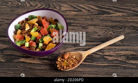 Gebackene Flocken Schüssel auf dem Tisch. Konzept eines gesunden, herzhaften und leckeren Frühstücks. Hintergrund für Granola Anzeigen Stockfoto