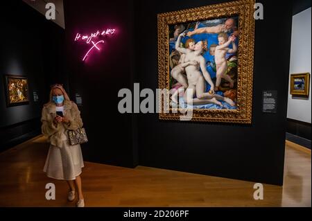 London, Großbritannien. Oktober 2020. Bronzino, eine Allegorie mit Venus und Amor über 1545, und Tracey Emin, Es war nur ein Kuss 2010 und andere Werke - sin eine neue Ausstellung in der Nationalgalerie. Die Ausstellung läuft vom 07. Oktober 2020 bis zum 03. Januar 2021 mit sozialer Distanzierung, einem Einbahnsystem und anderen Vorsichtsmaßnahmen aufgrund des Coronavirus (Covid 19) Ausbruchs. Kredit: Guy Bell/Alamy Live Nachrichten Stockfoto