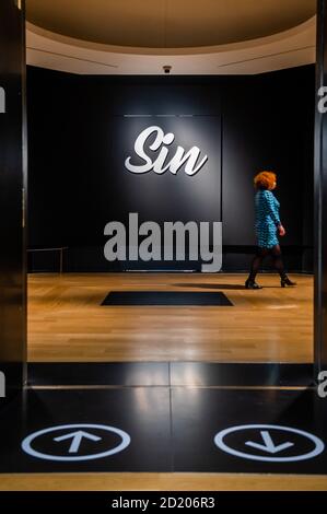 London, Großbritannien. Oktober 2020. One Way am Eingang - Sin eine neue Ausstellung in der Nationalgalerie. Die Ausstellung läuft vom 07. Oktober 2020 bis zum 03. Januar 2021 mit sozialer Distanzierung, einem Einbahnsystem und anderen Vorsichtsmaßnahmen aufgrund des Coronavirus (Covid 19) Ausbruchs. Kredit: Guy Bell/Alamy Live Nachrichten Stockfoto