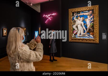 London, Großbritannien. Oktober 2020. Bronzino, eine Allegorie mit Venus und Amor über 1545, und Tracey Emin, Es war nur ein Kuss 2010 - Sünde eine neue Ausstellung in der Nationalgalerie. Die Ausstellung läuft vom 07. Oktober 2020 bis zum 03. Januar 2021 mit sozialer Distanzierung, einem Einbahnsystem und anderen Vorsichtsmaßnahmen aufgrund des Coronavirus (Covid 19) Ausbruchs. Kredit: Guy Bell/Alamy Live Nachrichten Stockfoto