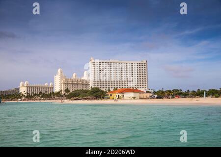 Karibik, Niederländische Antillen, Aruba, Palm Beach, Blick Richtung Hotel Riu Palace Stockfoto