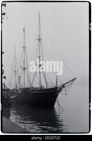 London Ansichten im Nebel November 1968 die Themse, London England bei nebligen Nebelverhältnissen. Kapitän Scotts Schiff der Discovery. Wikipedia: RRS Discovery ist ein Barque-Rigged Hilfsdampfer für die Antarktisforschung gebaut, und startete im Jahr 1901. Sie war das letzte traditionelle Dreimastschiff aus Holz, das in Großbritannien gebaut wurde. Ihre erste Mission war die British National Antarctic Expedition, die Robert Falcon Scott und Ernest Shackleton auf ihrer ersten und äußerst erfolgreichen Reise in die Antarktis, die als Discovery Expedition bekannt ist, mit sich brachte. Stockfoto