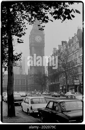 London Blick im Nebel November 1968 Big Ben Tower Westmister Houses iof Parliament Stockfoto