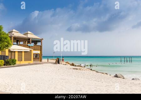 Karibik, Niederländische Antillen, Aruba, Divi Strand, Bar mit Meerblick Stockfoto