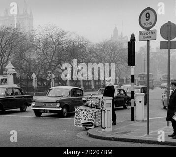 London Ansichten im Nebel November 1968 Westmister Protestster. Stockfoto