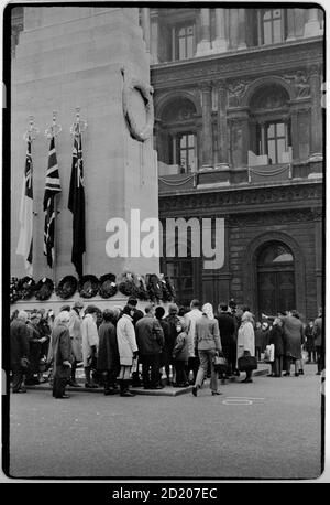 London Ansichten im Nebel 1968. November Armistance Day Parade, Whitehall Westminster London. Heilsarmee verengen Whitehall, um Kränze zu legen, Stockfoto