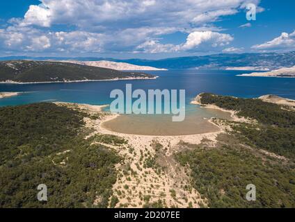 Luftaufnahme des Sahara-Strandes auf der Insel Rab und dem kroatischen Festland. Wunderschönes Panorama der Sahara Bucht auf der Insel Rab. Sandstrand und türkisfarbenes Wasser. Stockfoto
