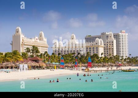 Karibik, Niederländische Antillen, Aruba, Palm Beach, Blick Richtung Hotel Riu Palace Stockfoto