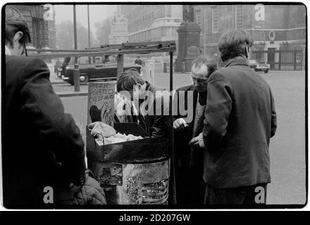 London Views in the Mist November 1968 Hot Chestnut Verkäufer, in Whitehall, Westmister London Stockfoto