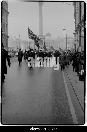 London Ansichten im Nebel 1968. November Waffenstillstandsparade, Whitehall Westminster London. Heilsarmee verengen Whitehall, um Kränze zu legen, Stockfoto