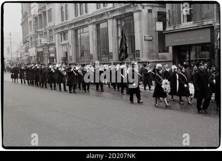 London Ansichten im Nebel 1968. November Waffenstillstandsparade, Whitehall Westminster London. Heilsarmee verengen Whitehall, um Kränze zu legen, Stockfoto