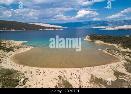 Luftaufnahme des Sahara Strandes auf der Insel Rab. Wunderschönes Panorama der Sahara Bucht auf der Insel Rab. Sandstrand und türkisfarbenes Wasser. Stockfoto