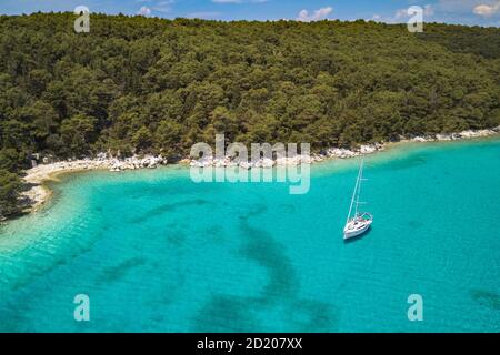 Luftbild auf der schönen Bucht auf der Insel Rab in Kroatien. Türkisfarbenes Adriatisches Meer von Dundo Strand in Kampor und Yacht in der Bucht, Insel Rab Stockfoto