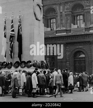 London Ansichten im Nebel 1968. November Armistance Day Parade, Whitehall Westminster London. Heilsarmee verengen Whitehall, um Kränze zu legen, Stockfoto