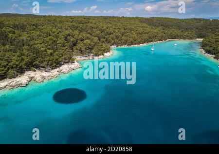 Luftbild auf der schönen Bucht auf der Insel Rab in Kroatien. Türkisfarbenes Adriatisches Meer von Dundo Strand in Kampor, Insel Rab Stockfoto