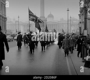 London Ansichten im Nebel 1968. November Waffenstillstandsparade, Whitehall Westminster London. Heilsarmee verengen Whitehall, um Kränze zu legen, Stockfoto