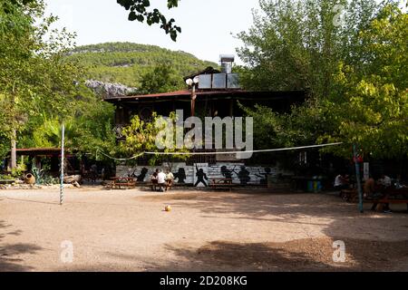 Olimpos, Antalya/Türkei-September 27 2020: Volleyballplatz in Kadir's Tree Houses Stockfoto