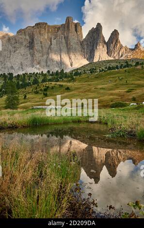 Sella Gruppe spiegelt sich in einem kleinen See, Wolkenstein, Südtirol, Italien Stockfoto