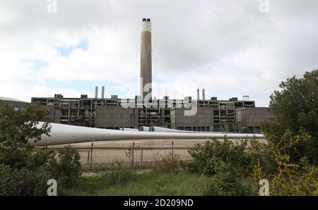 Rotorblätter für Windenergieanlagen werden in der Lackier- und Logistikanlage von MHI Vestas im stillgelegten Kraftwerk in Fawley, Hampshire, gelagert. Jedes Haus im Land wird innerhalb von 10 Jahren von Offshore-Wind angetrieben werden, sagte Boris Johnson der konservativen Konferenz, als er eine grüne industrielle Revolution versprach, die Hunderttausende von Arbeitsplätzen schaffen wird. Stockfoto