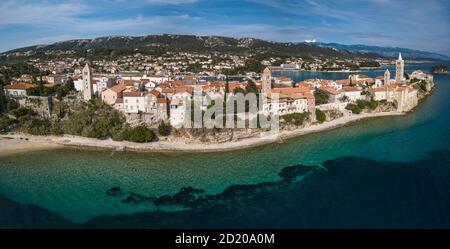 Luftbild der Stadt Rab auf der Insel Rab, Kroatien. Landschaftlich schöner Blick auf Rab Stadt, umgeben vom Meer. Stockfoto