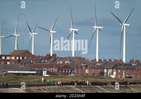 Teesside Wind Farm in der Nähe der Mündung des River Tees vor der Küste von North Yorkshire. Jedes Haus im Land wird innerhalb von 10 Jahren von Offshore-Wind angetrieben werden, sagt Boris Johnson der konservativen Konferenz, während er eine grüne industrielle Revolution verspricht, die Hunderttausende von Arbeitsplätzen schaffen wird. Stockfoto