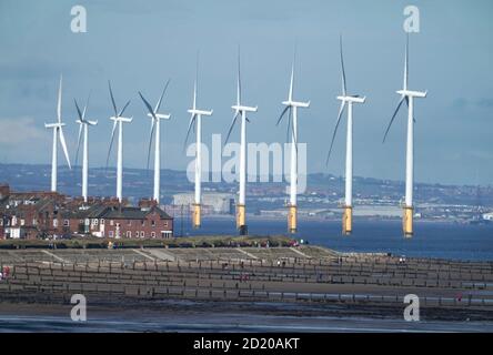 Teesside Wind Farm in der Nähe der Mündung des River Tees vor der Küste von North Yorkshire. Jedes Haus im Land wird innerhalb von 10 Jahren von Offshore-Wind angetrieben werden, sagt Boris Johnson der konservativen Konferenz, während er eine grüne industrielle Revolution verspricht, die Hunderttausende von Arbeitsplätzen schaffen wird. Stockfoto