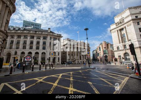 Eine ruhige Bank Junction, die in Richtung Mansion House und Cornhill schaut, als ein zweites Coronavirus, bedroht die britische Wirtschaft, London, England, Großbritannien Stockfoto