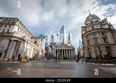 Eine ruhige Bank Junction mit Blick auf die Bank of England und die Royal Exchange als zweites Coronavirus bedroht die britische Wirtschaft, London, England, Großbritannien Stockfoto