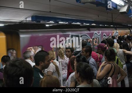 BUENOS AIRES, ARGENTINIEN - 24. Jan 2014: Ein überfüllter Bahnsteig während der Hauptverkehrszeit an einer Metrostation in Buenos Aires. Stockfoto