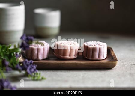 Pastellfarbe Mooncake mit Sojabohnenpaste Füllung Stockfoto