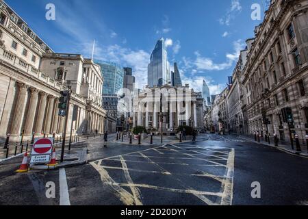 Eine ruhige Bank Junction mit Blick auf die Bank of England und die Royal Exchange als zweites Coronavirus bedroht die britische Wirtschaft, London, England, Großbritannien Stockfoto