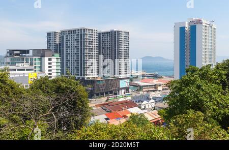 Kota Kinabalu, Malaysia - 17. März 2019: Kota Kinabalu Stadtbild mit modernen Bürogebäuden und Hotels Stockfoto