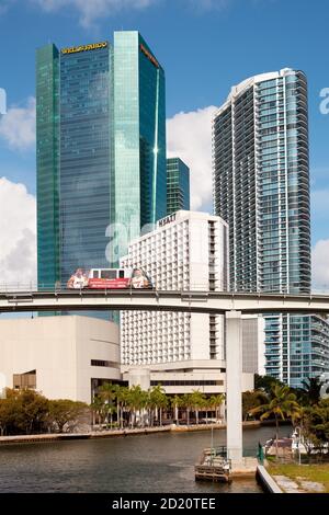 Downtown, Miami, Florida, USA - Metromover über dem Miami River und der Skyline der Stadt. Stockfoto