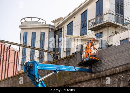 Maurer in Standard-Sicherheit einheitliche Montage Ziegel und Mauerwerk arbeiten in der Bauensanierung. Stockfoto
