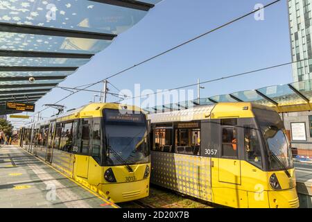 Die Straßenbahn hält an der Straßenbahnhaltestelle Deansgate-Castlefield des Stadtbahnsystems Metrolink von Greater Manchester in Manchester, Großbritannien. Stockfoto