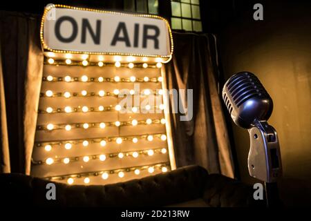 Retro Vintage Kondensator Mikrofon in einem Studio mit Panel Glühlampen Stockfoto