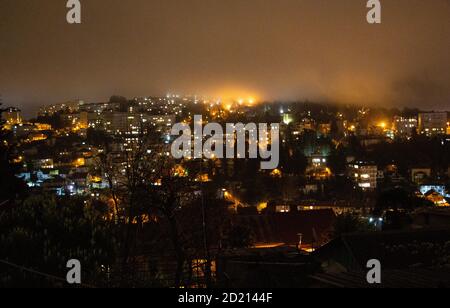 Die Stadt ist um Mitternacht dargestellt. Große Lichter der Stadt in der Nacht. Stockfoto