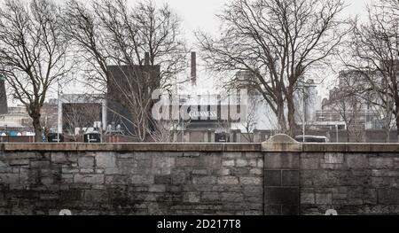 Dublin, Irland - 13. Februar 2019: Berühmte Guinness Storehouse Brauerei im Stadtzentrum an einem Wintertag Stockfoto