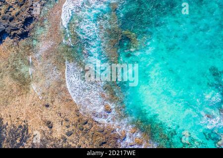 Fuerteventura. Vulcano Strand. Wellen. Blick von oben auf eine Drohne in der Bucht. Spanien Stockfoto