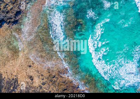 Fuerteventura. Vulcano Strand. Wellen. Blick von oben auf eine Drohne in der Bucht. Spanien Stockfoto