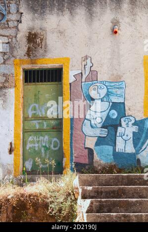 ORGOSOLO - ITALIEN - 15 AGOSTO 2020: Murales in Orgosolo Italien seit etwa 1969 spiegeln die Wandmalereien verschiedene Aspekte der politischen Straße Sardiniens wider Stockfoto