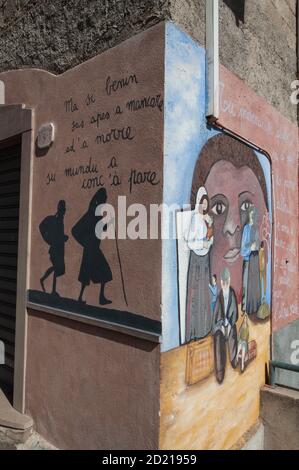 ORGOSOLO - ITALIEN - 15 AGOSTO 2020: Murales in Orgosolo Italien seit etwa 1969 spiegeln die Wandmalereien verschiedene Aspekte der politischen Straße Sardiniens wider Stockfoto