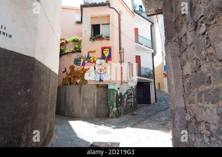 ORGOSOLO - ITALIEN - 15 AGOSTO 2020: Murales in Orgosolo Italien seit etwa 1969 spiegeln die Wandmalereien verschiedene Aspekte der politischen Straße Sardiniens wider Stockfoto